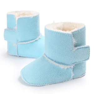 Botas de invierno celestes cálidas de alta calidad para bebé con forro de pelo sintético.