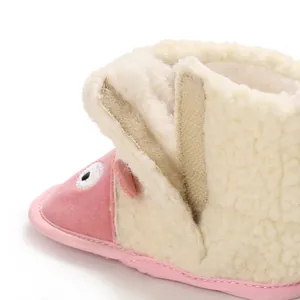 Détail d'une botte d'hiver pour bébé avec polaire épaisse et fermeture velcro pratique
