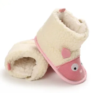 Détail des bottes de neige pour bébé avec motif mouton rose et doublure polaire
