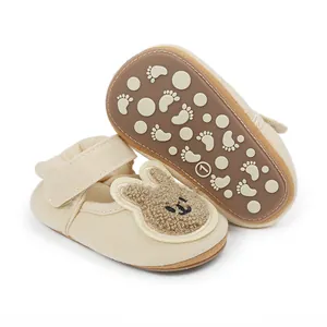 Detalle de zapatos de bebé para aprender a caminar con suela antideslizante.