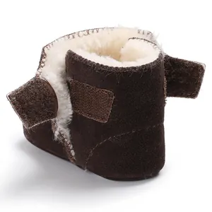 Detailweergave van bruine suède babylaarzen met pluche witte imitatiebontvoering