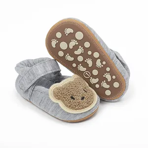 Detailansicht graue Baby-Lauflernschuhe mit süßem Plüschbär und rutschfester Sohle