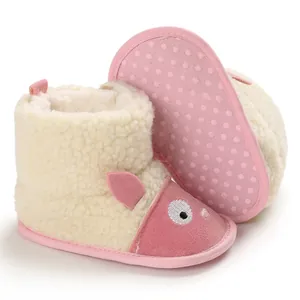 Détail de bottes de neige pour bébé motif mouton rose avec semelles souples