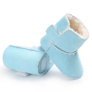 Detalle de botas de invierno azul claro para bebé con forro polar y suela antideslizante.