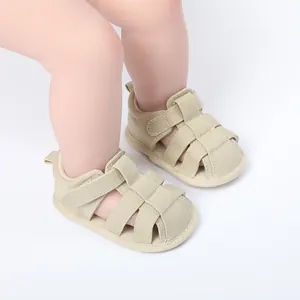 Primer plano detallado de sandalias de verano de lona beige transpirables para bebés al caminar