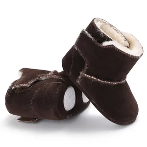 Detailopname van matte lederen babylaarsjes met zachte zool en warme fleece voering