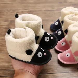 Vue détaillée de bottes d'hiver pour bébé en peluche style panda à semelle souple.