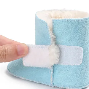 Primer plano de bota de invierno para bebé con cierre de velcro y forro de piel sintética