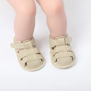 Vista detallada de sandalias de lona beige transpirables para bebés para caminar en casa