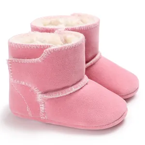 Detail van roze suède babylaarzen met warme fleecevoering en een zachte, comfortabele zool.