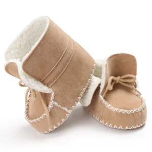 Stivaletti invernali da neonato color kaki con calda fodera in sherpa e suola morbida