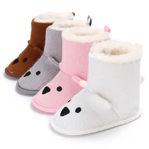 Nahaufnahme von vier Farben gestrickter Bären-Babystiefel mit warmem Kunstfellfutter.