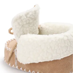 Primo piano della fodera in pile bianco su scarpe da bambino color cammello
