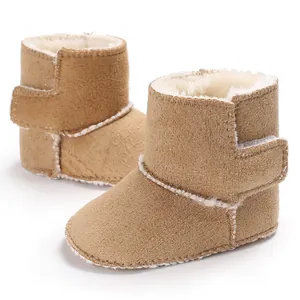 Detalle de botas de invierno para bebé en color camello con forro cálido de lana y velcro.