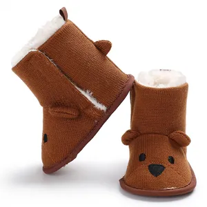Detailansicht brauner Strick-Babyschuhe mit Bärengesicht und warmem Innenfutter.