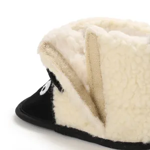 Détail de bottes d'hiver pour bébé en polaire sherpa avec fermeture à scratch facile