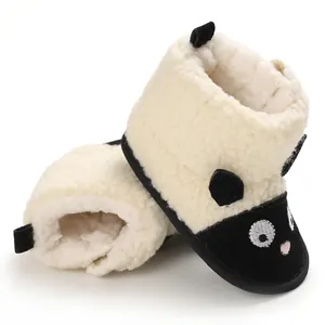 Détail des bottes de neige pour bébé avec visage de panda mignon et semelle souple