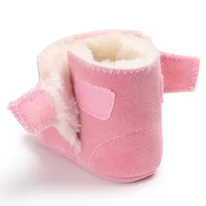 Roze babyboots van mat leer met warme imitatiebontvoering en een zachte, soepele zool