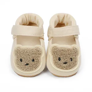 Vorderansicht beige Babyschuhe mit süßer Teddybär-Stickerei für das Lauflernen