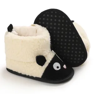 Vue détaillée de bottes de neige pour bébé en polaire avec panda et semelle antidérapante