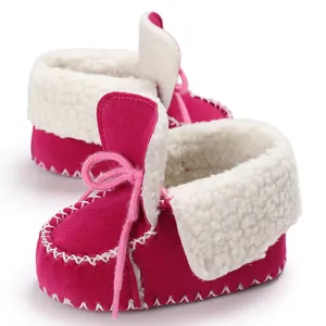 Scarpe invernali calde per neonati in pelle scamosciata fucsia con morbido sherpa