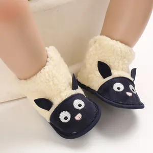 Détail de bottines d'hiver pour bébés motif mouton avec polaire épaisse et semelle souple