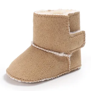 Vista detallada de botas de invierno para bebé con forro de piel sintética y velcro