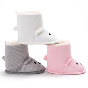 Weiche Strick-Babystiefel in Weiß, Rosa und Grau mit süßem Bärengesicht und Fleecefutter.