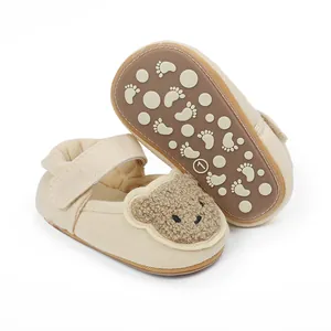 Detailansicht der beigen Baby-Lauflernschuhe mit weicher Sohle und süßem Plüschbär-Gesicht