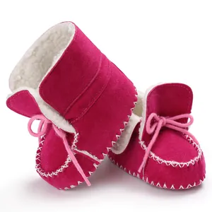 Dettaglio stivaletti invernali rosa per neonati con fodera in pile bianco e suola morbida