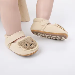 Detailansicht beige Baby Lauflernschuhe mit süßem Teddybär und rutschfester Sohle