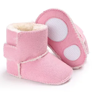 Vista detallada de botas de invierno rosas para bebé con suelas antideslizantes