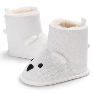 Nahaufnahme der weißen Bären-Baby-Strickstiefel mit warmem Futter und weicher Sohle
