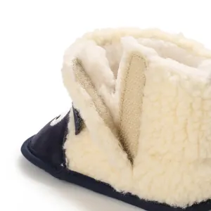 Vue détaillée de botte de neige pour bébé avec doublure en polaire et bande velcro