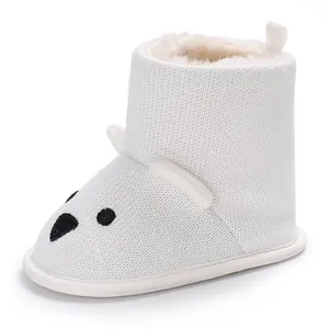 Süßer weißer gestrickter Bären-Babystiefel mit weicher Sole und warmem Fleecefutter