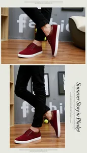 Scarpe casual da uomo in camoscio bordeaux con suole bianche piatte e lacci traspiranti