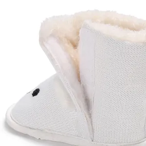 Detail weicher Strick-Babyschuhe mit flauschigem Kunstfellfutter und Klettverschluss