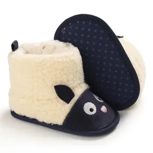 Vue détaillée des bottes de neige bébé à semelle souple avec motif mouton et antidérapant