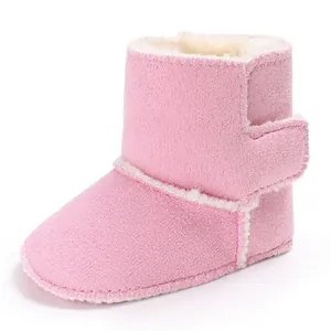Detalle de las botas de nieve rosas de invierno para bebés con forro suave de felpa blanca
