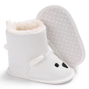 Detailansicht weißer Strick-Babystiefel mit warmem Kunstfellfutter und rutschfester Sohle