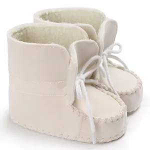 Dettaglio di scarpe da bambino bianco sporco con morbida fodera in finta pelle di pecora