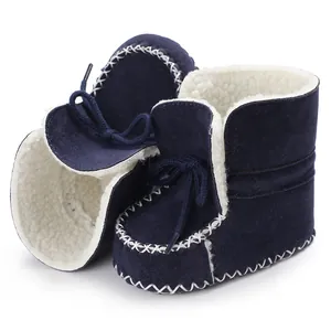 Primo piano di stivaletti invernali blu navy per neonati con fodera in pile bianco