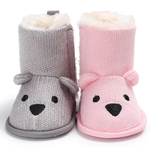 Detailansicht grauer und rosa gestrickter Baby-Bärenstiefel mit weichem Plüschfutter