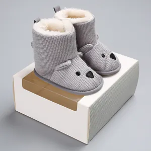Nahaufnahme graue Strick-Babystiefel mit weichem, warmem Kunstfellfutter und Bärchen-Design