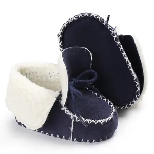 Dettaglio di scarpe invernali per neonati blu navy con fodera in pile bianco caldo