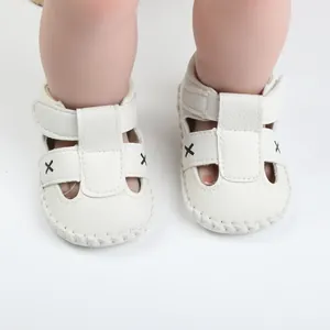 Detailansicht weißer hohler Lauflernschuhe für Babys mit geschlossener Kappe und rutschfester Sohle