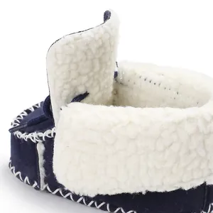 Dettaglio scarpa invernale neonato con fodera in montone bianco e camoscio blu scuro