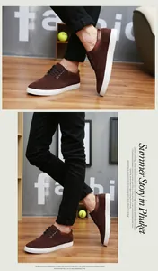 Dettaglio di sneaker casual da uomo in camoscio marrone con suola in gomma bianca