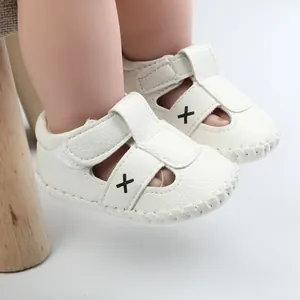 Weiche weiße Babysandalen aus Kunstleder mit Klettverschluss und X-Stickerei-Detail