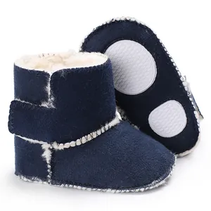 Detalle de forro de felpa y suela antideslizante de botas de invierno azul marino para bebé